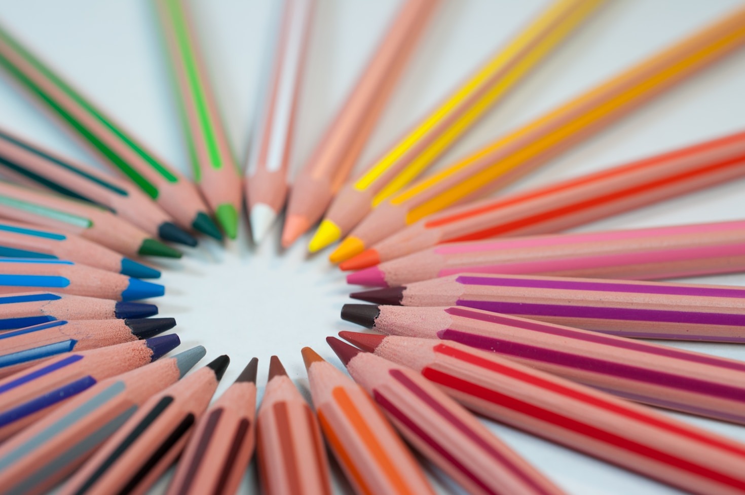 Exploring the Design Principles Behind Simple Lingua